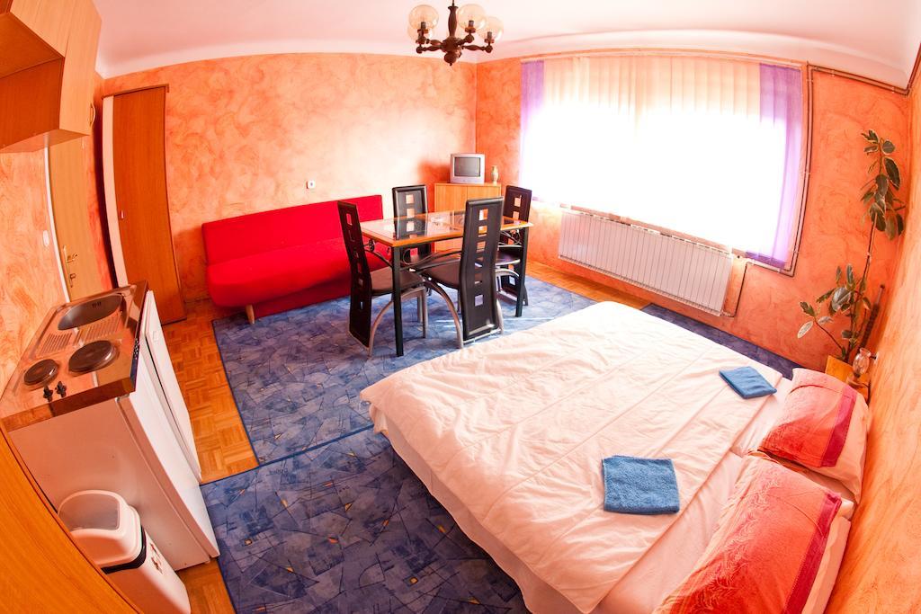 Guest House Pikapolonca Marburg Zimmer foto